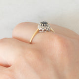 Anello a margherita vintage in oro giallo e bianco 9K con zaffiro (0.30ct ca.) e diamanti (0.10ctw ca.), anni ‘80
