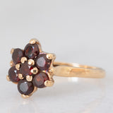 Anello a fiore vintage in oro giallo 9K con granati (0.70ctw ca.), anno 1966