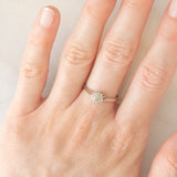Anello a fiore vintage in oro bianco 9K con diamanti (0.10ctw ca.), anni ‘70/‘80