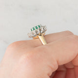 Anello a margherita vintage in oro giallo e bianco 14K con smeraldo (1.75ct ca.) e diamanti di taglio brillante (0.72ctw ca.), anni ‘70