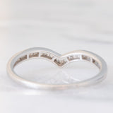 Anello a “V” in oro bianco 9K con diamanti di taglio tapered, anni ‘90