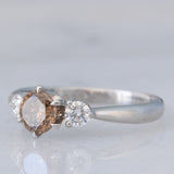 Trilogy vintage in platino con diamante centrale fancy brown (0.57ct) e diamanti laterali (0.20ctw)