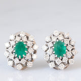 Orecchini a margherita vintage in oro bianco 14K con smeraldi (3ctw ca.) e diamanti di taglio brillante (2.80ctw ca.), anni ‘70/‘80