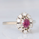 Anello a margherita vintage in oro bianco 14K con rubino (0.50ct ca.) e diamanti (0.30ctw ca.), anni ‘70/‘80