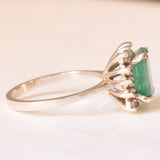 Anello a margherita vintage in oro bianco 14K con smeraldo (1.70ct ca.) e diamanti (0.28ctw ca.), anni ‘70
