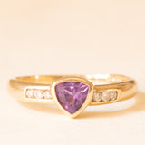 Anello vintage in oro giallo 9K con ametista di taglio trillion (0.45ct ca.) e diamanti di taglio brillante (0.09ctw ca.), anni ‘70