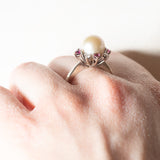 Anello a margherita vintage in oro bianco 14K con perla, rubini sintetici (0.20ctw ca.) e diamanti di taglio brillante (0.14ctw ca.), anni ‘70