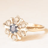Anello a margherita vintage in oro giallo e bianco 9K con zaffiro (0.25ct ca.) e diamanti (0.06ctw ca.), anni ‘60