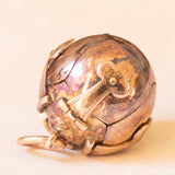 Ciondolo massonico con lamina in oro giallo 9K su argento a forma di sfera apribile e con piramidi incise con disegni