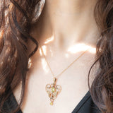 Pendente antico lavalier in oro giallo 9K con paste di vetro verde chiaro e perline bianche, anni ‘10/‘20