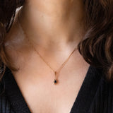 Collana vintage con catenina in oro giallo 9K e con ciondolo in oro giallo 9K con zaffiro (0.30ct ca.), anno 1965