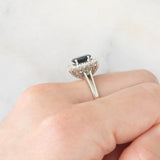 Anello a margherita in oro bianco 18K con zaffiro (1.30ct ca.) e diamanti di taglio brillante (0.44ctw ca.), anni ‘70