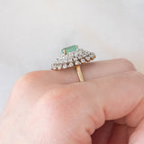 Anello a margherita in oro giallo e bianco o 9K con smeraldo (0.80ct ca.) e diamanti (0.78ctw ca.), anni ‘70