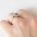 Anello a margherita vintage in oro giallo e bianco 9K con zaffiro (0.25ct ca.) e diamanti (0.10ctw ca.), anno 1981