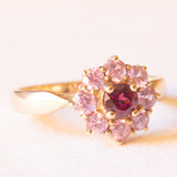 Anello a margherita vintage in oro giallo 9K con tormalina rosa (0.15ct ca.) e zaffiri rosa sintetici (0.40ctw ca.), anno 2004