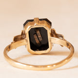 Anello antico in oro giallo 9K e con onice con lettera gotica “M”/“W”, anni ‘30