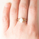 Anello vintage in oro giallo e bianco 8K con opale (1ct ca.) e diamanti, anni ‘60