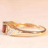 Anello vintage in oro giallo 9K con granato (0.40ct ca.) e diamanti (0.03ctw ca.), anni ‘70/‘80