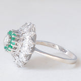 Anello vintage a fiore in oro bianco 18K con smeraldi (0.40ctw ca.) e diamanti di taglio brillante (1.20ctw ca.), anni ‘60/‘70