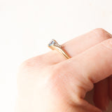 Anello vintage in oro giallo 9K con spinello azzurro sintetico di taglio a cuore (0.50ct ca.) e diamanti (0.03ctw ca.), anni ‘80/‘90