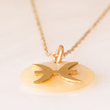 Collana vintage con catenina in oro giallo 9K e con ciondolo in madreperla con simbolo zodiacale dei pesci in oro giallo 9K