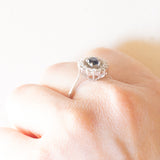 Anello a margherita vintage in oro bianco 18K con zaffiro (0.40ct ca.) e diamanti (0.16ctw ca.), anni ‘60/‘70