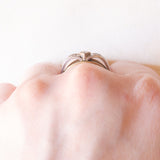 Anello trilogy antico in oro giallo e bianco 14K con diamanti (0.06ctw ca.), anni ‘30/‘40