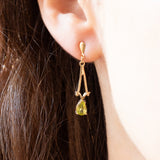 Orecchini pendenti vintage in oro giallo 9K con peridoti verde chiaro (0.70ctw ca.)