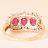Anello vintage in oro giallo e bianco 9K con rubini sintetici (1.10ctw ca.) e diamanti (0.22ctw ca.) , anni ‘80/‘90
