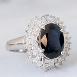 Anello a margherita vintage in platino con zaffiro (4.74ct) e diamanti (0.86ctw), anni ‘80