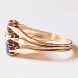 Anello “triplo” antico in oro giallo 14K con pietra imitazione di rubino, diamante di taglio vecchia miniera (0.18ct ca.) e zaffiro, anni ‘10/‘20