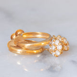 Orecchini a cerchio con fiori in oro giallo 18K con diamanti di taglio brillante (0.40ctw), anni ‘70/‘80