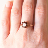 Anello a fiore vintage in oro giallo 9K con opale (0.30ct ca.) e granati (0.50ctw ca.), anno 1982