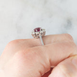 Anello a margherita vintage in oro bianco 14K con rubino (1.15ct ca.) e diamanti (0.15ctw ca.), anni ‘70