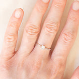 Anello moderno in oro bianco 14K con diamanti di taglio brillante e di taglio baguette (0.15ctw ca.)