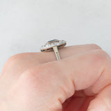 Anello a margherita antico in oro bianco con zaffiro (0.70ct ca.) e diamanti di taglio vecchia miniera (1ctw ca.), anni ‘20/‘30