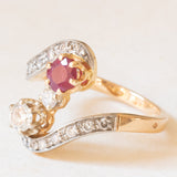 Anello Art Nouveau in oro giallo e bianco 18K con rubino (0.55ct ca.) e diamanti (0.70ctw ca.), fine anni ‘20