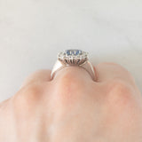Anello a margherita in oro bianco 18K con zaffiro azzurro (0.80ct ca.) e diamanti di taglio brillante (0.70ctw ca.), anni ‘70/‘80