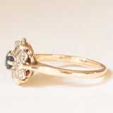 Anello a margherita vintage in oro giallo e bianco 9K con zaffiro (0.25ct ca.) e diamanti (0.06ctw ca.), anni ‘60