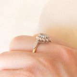 Anello a margherita in oro giallo e bianco 9K con acquamarina (0.40ct ca.) e diamanti (0.18ctw ca.), anni ‘80
