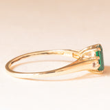 Trilogy vintage in oro giallo 9K con smeraldo sintetico (0.40ct ca.) e diamanti (0.02ctw ca.), anni ‘60/‘70