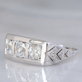 Trilogy Art Déco in oro bianco 18K con diamanti di taglio vecchio (1.60ctw ca.), anni ‘30/‘40