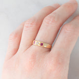 Trilogy gypsy vintage in oro giallo 14K con diamante (0.16ct ca.) e rubini (0.16ctw ca.), anni ‘40/‘50