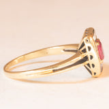 Anello vintage in oro giallo 18K con rubino (0.30ct ca.) e diamanti di taglio carré (0.42ctw ca.), anni ‘80