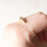 Anello gypsy vintage in oro giallo 18K con smeraldo (0.15ct ca.) e diamanti di taglio brillante (0.20ctw ca.), anni ‘60