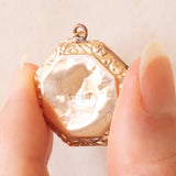 Ciondolo portafoto ottagonale vintage con lamina in oro giallo 9K su metallo, anni ‘40/‘50