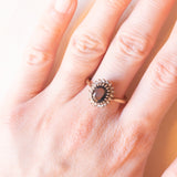 Anello a margherita vintage in oro giallo e bianco 9K con zaffiro (1ct ca.) e diamanti (0.20ctw ca.), anni ‘60/‘70