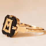 Anello antico in oro giallo 9K e con onice con lettera gotica “M”/“W”, anni ‘30