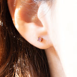 Orecchini punto luce vintage in oro giallo 9K con spinelli rosa sintetici (0.20ctw ca.)