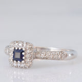Anello a margherita vintage in oro bianco 9K con zaffiro di taglio carré (0.20ct ca.) e diamanti (0.38ctw ca.), anni ‘90/anni ‘2000